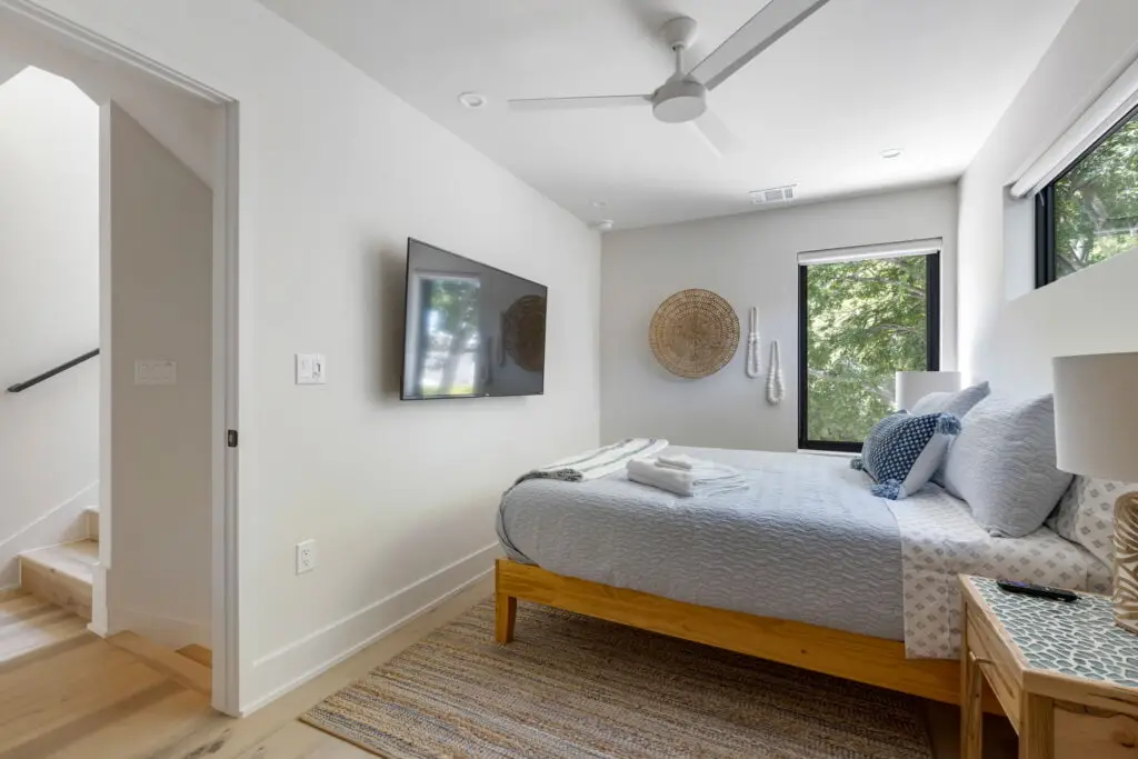 23-web-or-mls-20230801 2002 Riverview St ATX-22