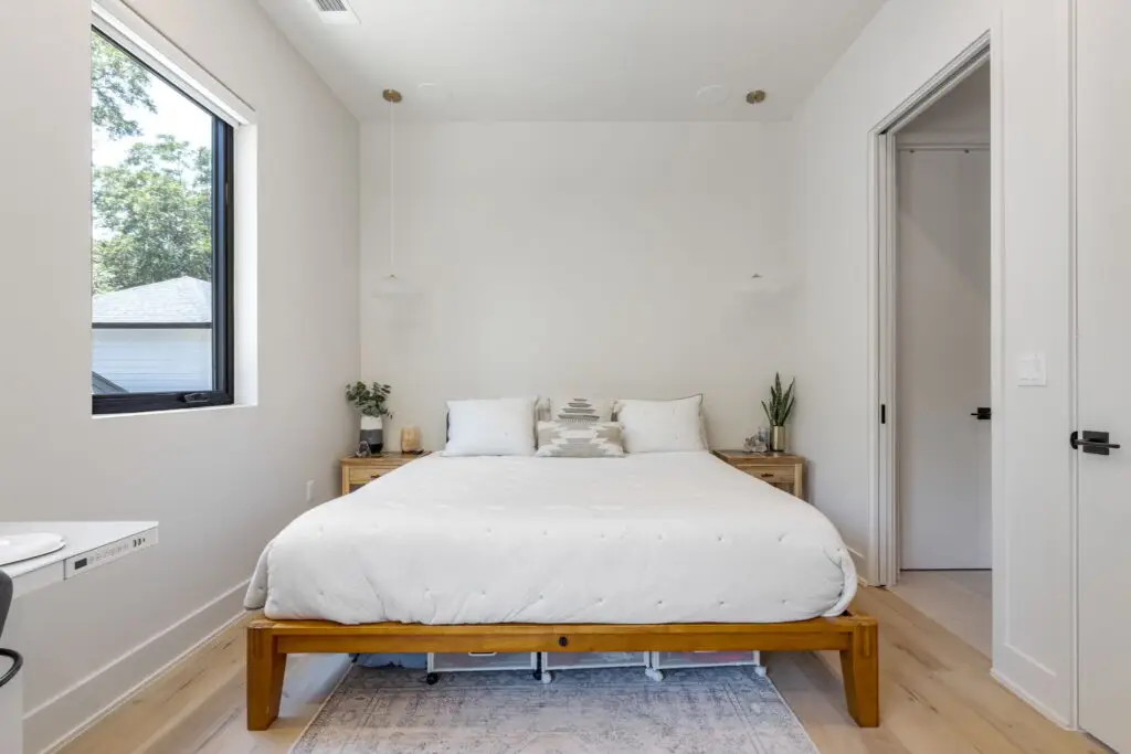 37-web-or-mls-20230801 2002 Riverview St ATX-36