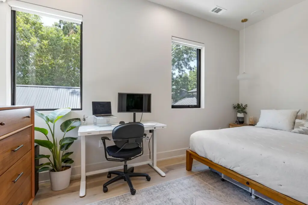 38-web-or-mls-20230801 2002 Riverview St ATX-37