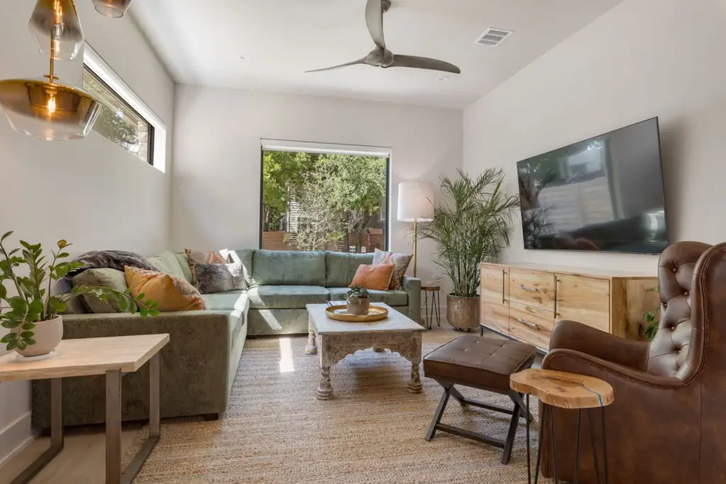 4-web-or-mls-20230801 2002 Riverview St ATX