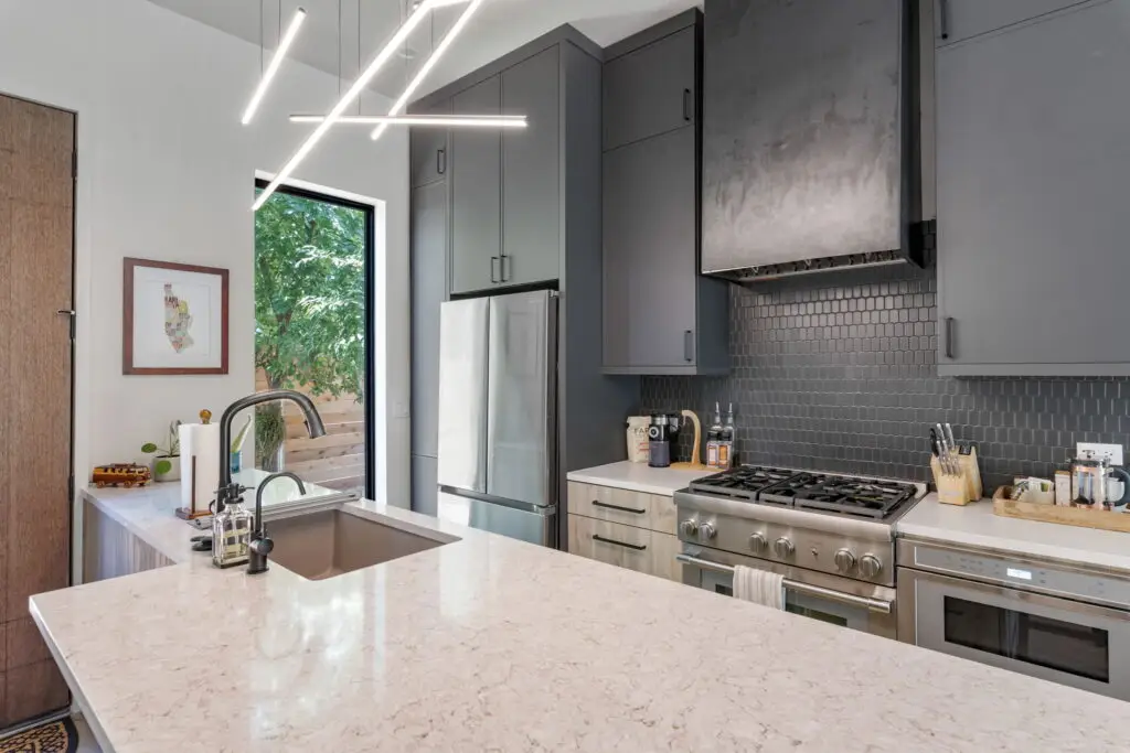 42-web-or-mls-20230801 2002 Riverview St ATX-41