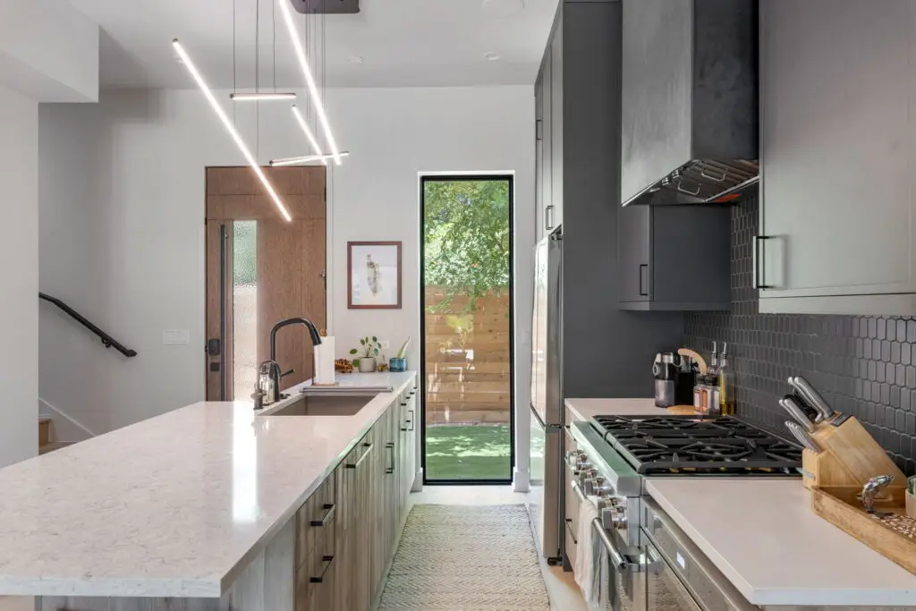 45-web-or-mls-20230801 2002 Riverview St ATX-44