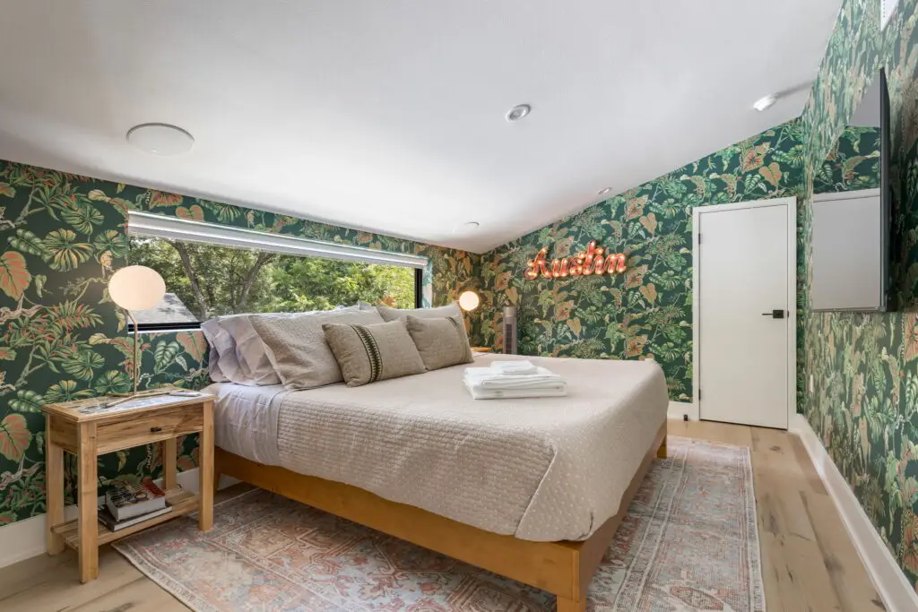 79-web-or-mls-20230801 2002 Riverview St ATX-79