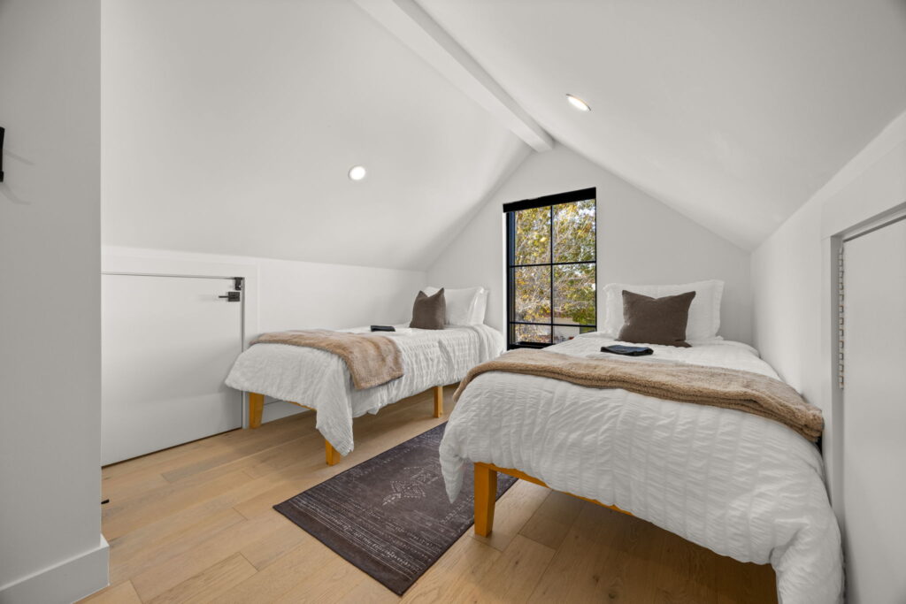 73-web-or-mls-20251219 2605 Little John Ln-73