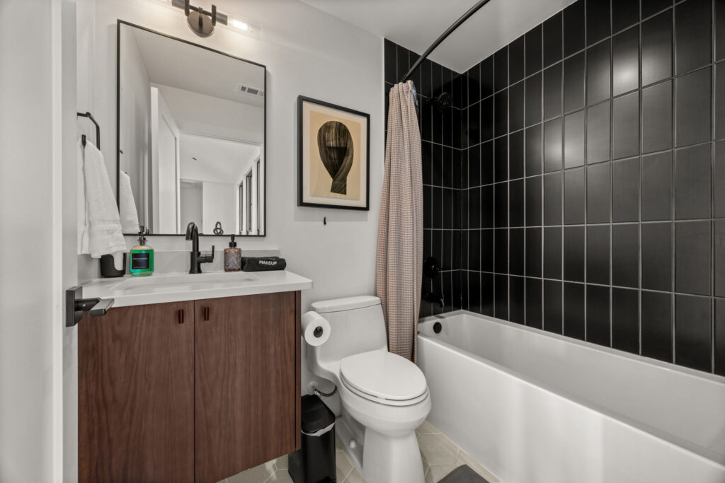 75-web-or-mls-20251219 2605 Little John Ln-75