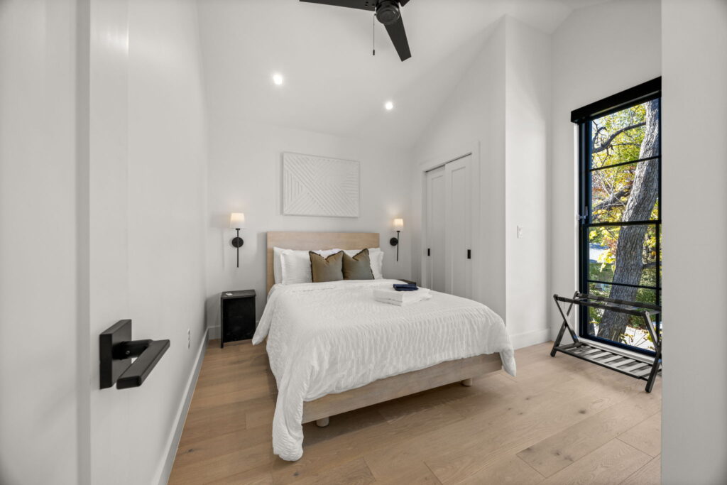 77-web-or-mls-20251219 2605 Little John Ln-77