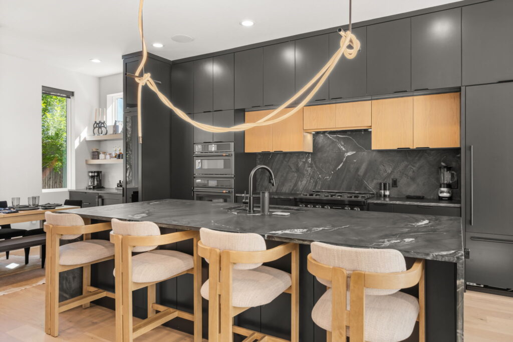30-web-or-mls-20260514 502 Thrasher Ln Interior-15