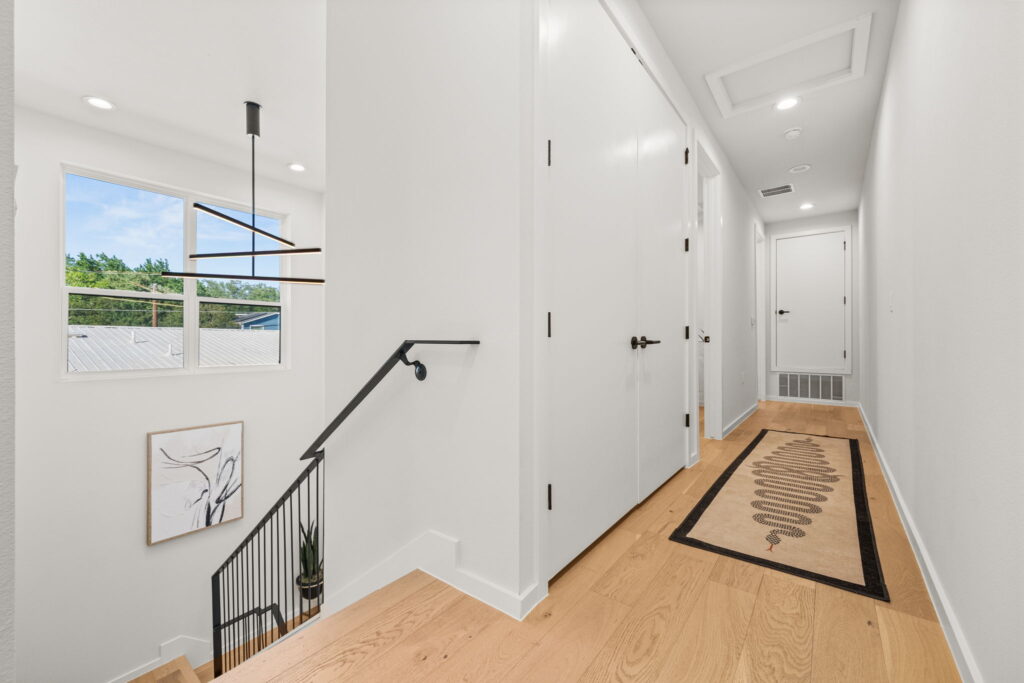 47-web-or-mls-20260514 502 Thrasher Ln Interior-32
